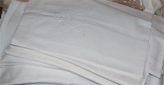 A quantity of lace and linen